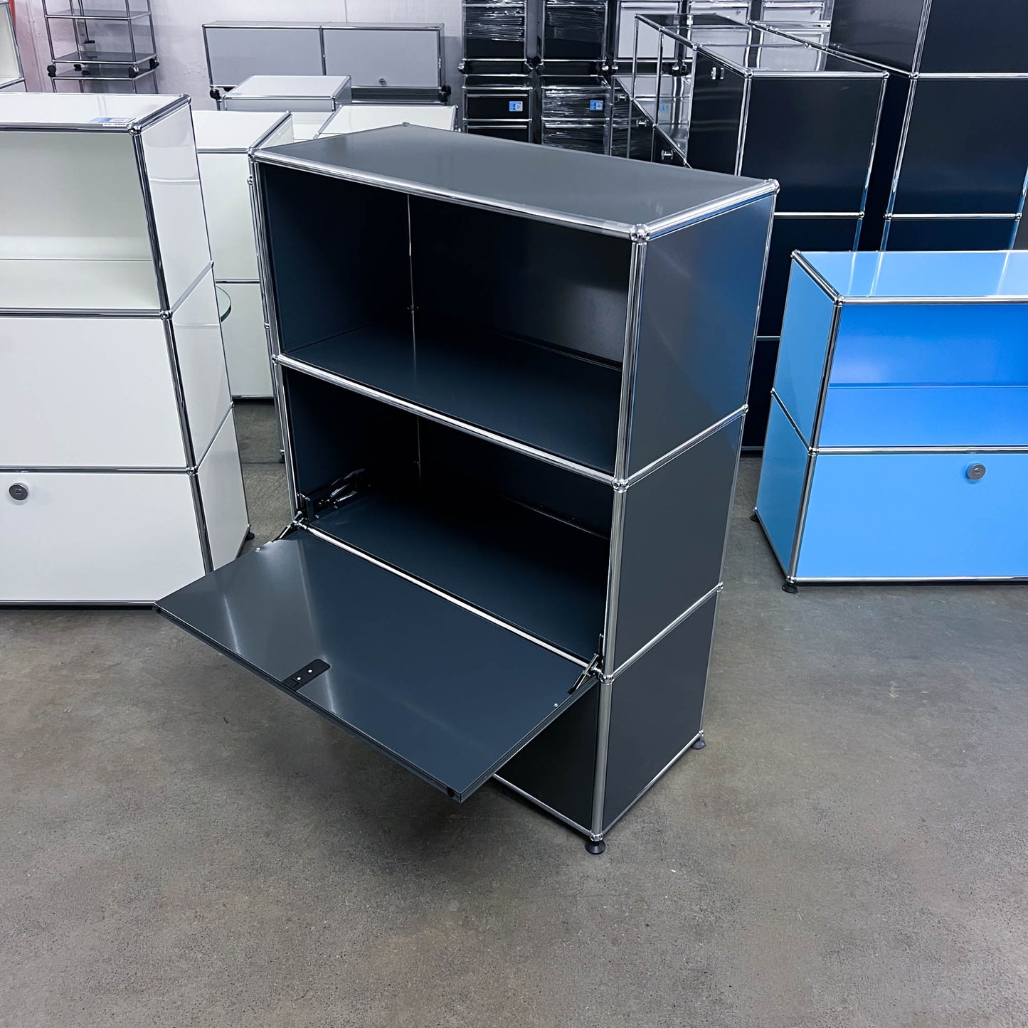 USM Regal, Anthrazitgrau, 1 Ausziehtüre, 1 Klapptüre, Q2