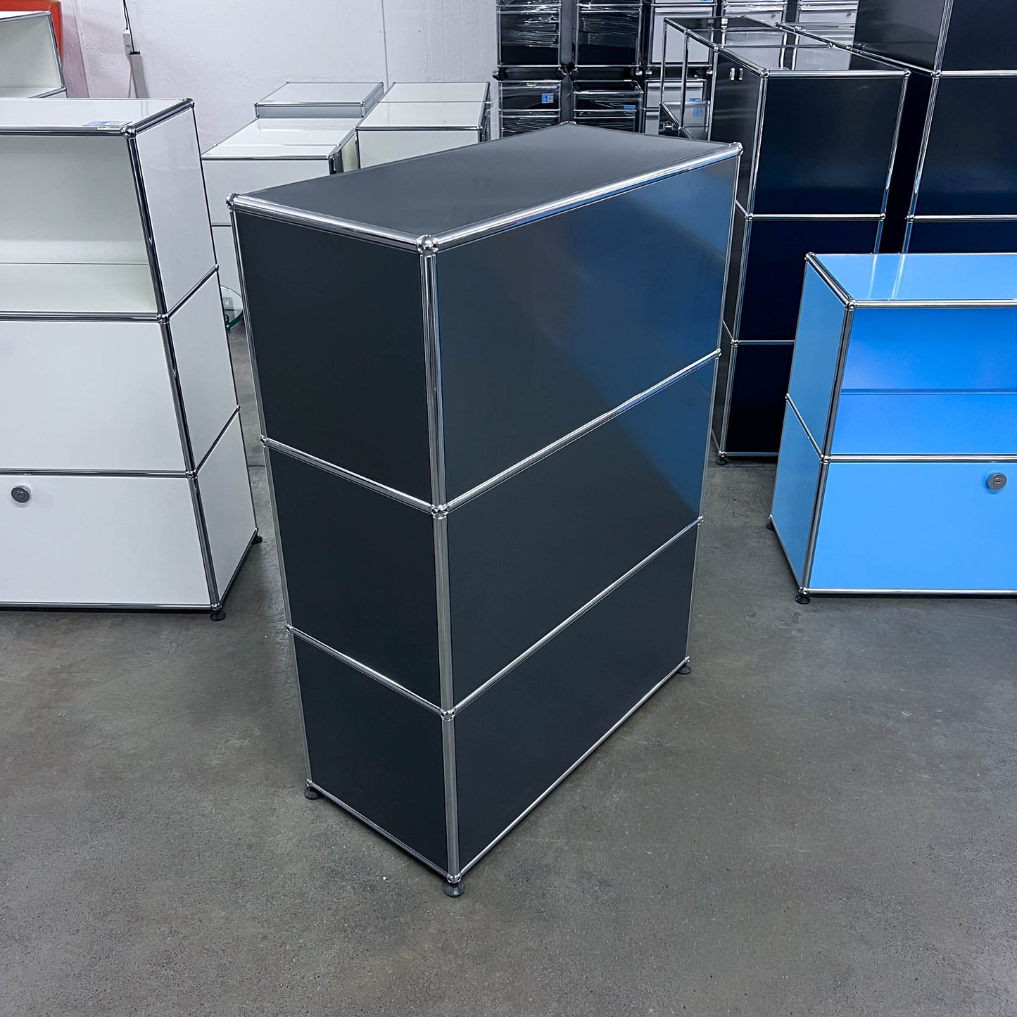 USM Regal, Anthrazitgrau, 1 Ausziehtüre, 1 Klapptüre, Q2