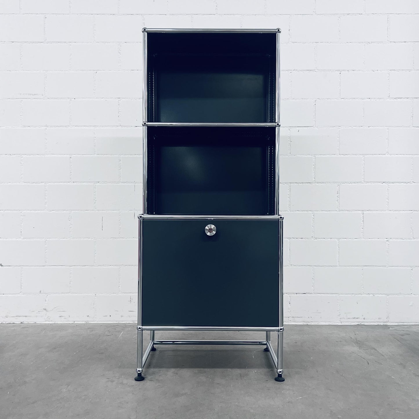 USM Regal, Anthrazitgrau, Ausziehtür mit Ausziehtablar, 2 Fächer vorne offen