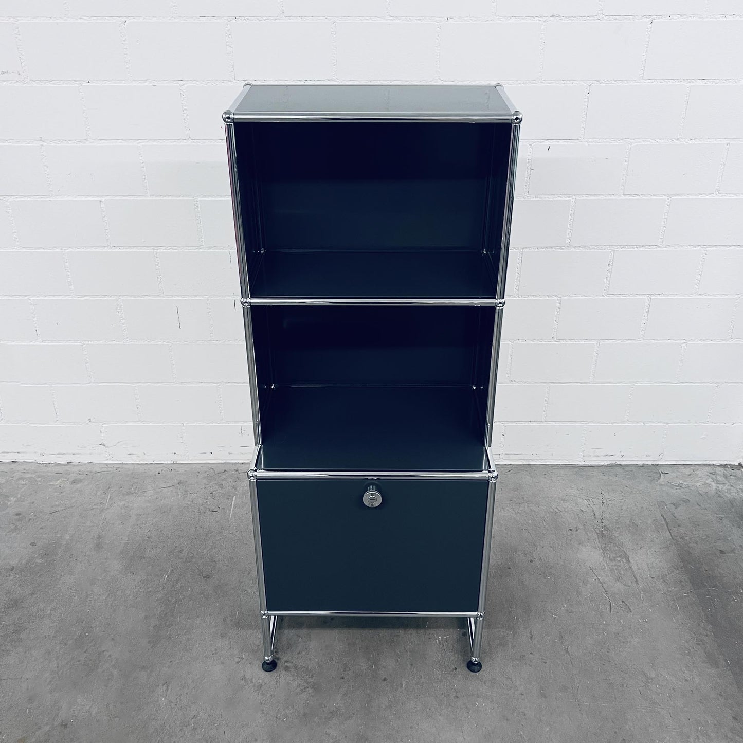 USM Regal, Anthrazitgrau, Ausziehtür mit Ausziehtablar, 2 Fächer vorne offen