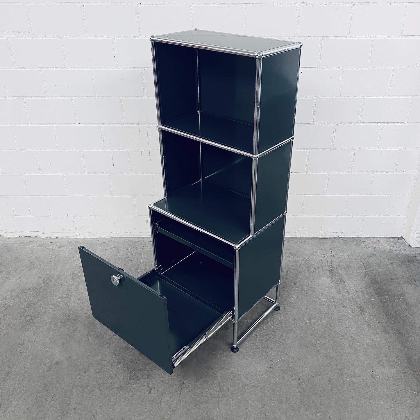 USM Regal, Anthrazitgrau, Ausziehtür mit Ausziehtablar, 2 Fächer vorne offen