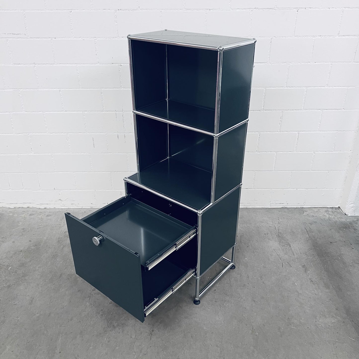 USM Regal, Anthrazitgrau, Ausziehtür mit Ausziehtablar, 2 Fächer vorne offen