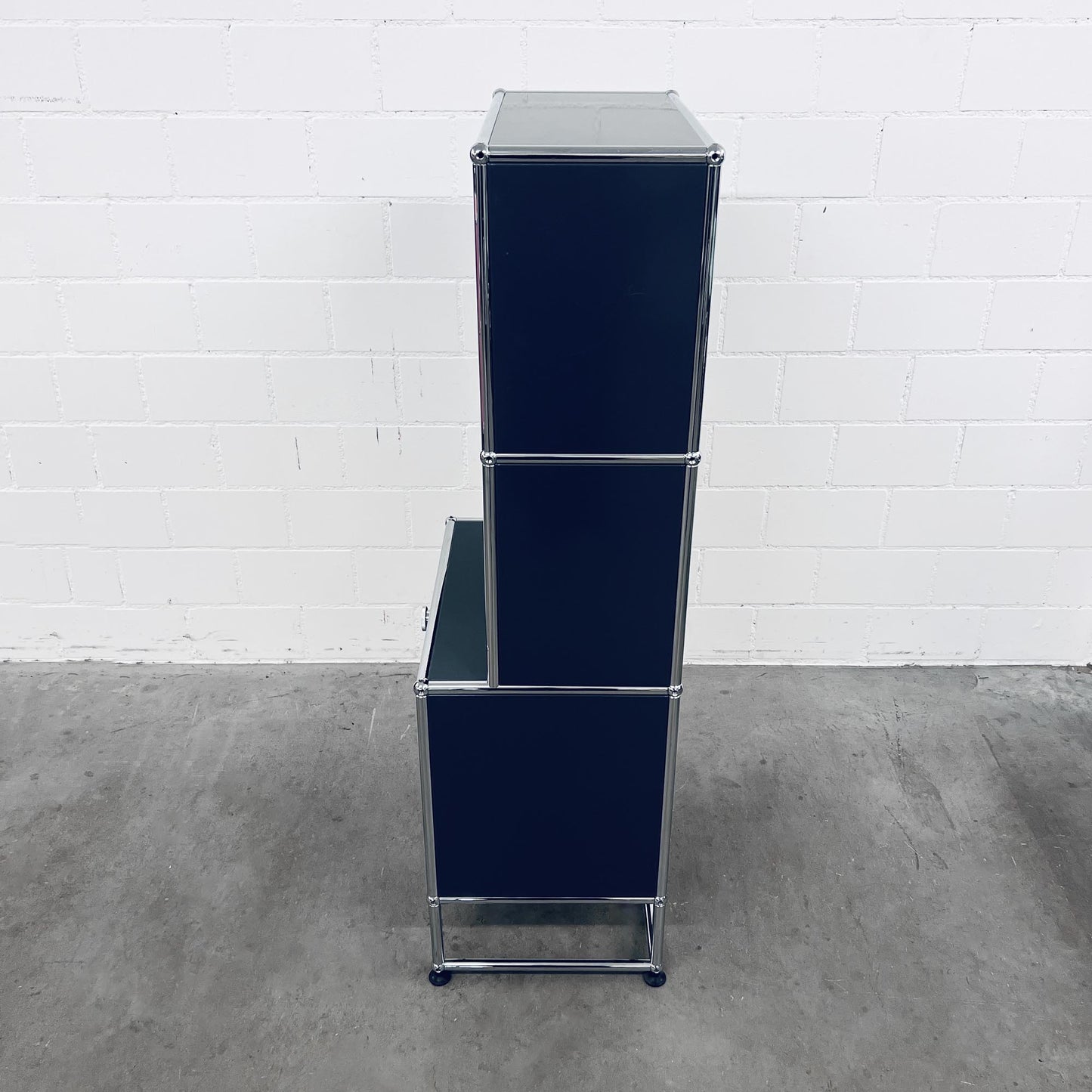 USM Regal, Anthrazitgrau, Ausziehtür mit Ausziehtablar, 2 Fächer vorne offen