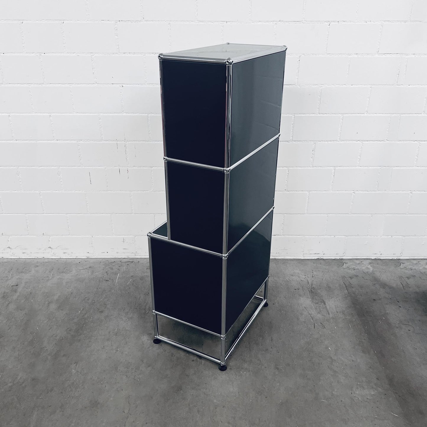 USM Regal, Anthrazitgrau, Ausziehtür mit Ausziehtablar, 2 Fächer vorne offen