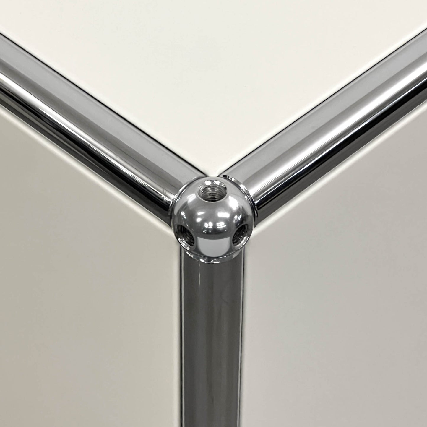 USM Regal, cremeweiss, 1 Klapptüre, neuwertig