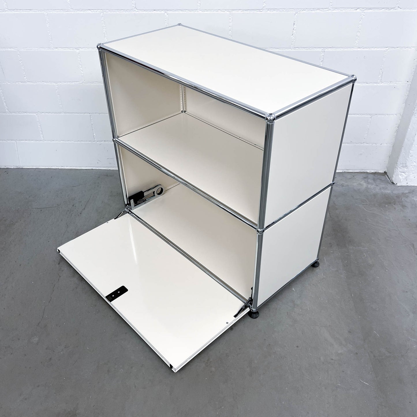 USM Regal, cremeweiss, 1 Klapptüre, neuwertig