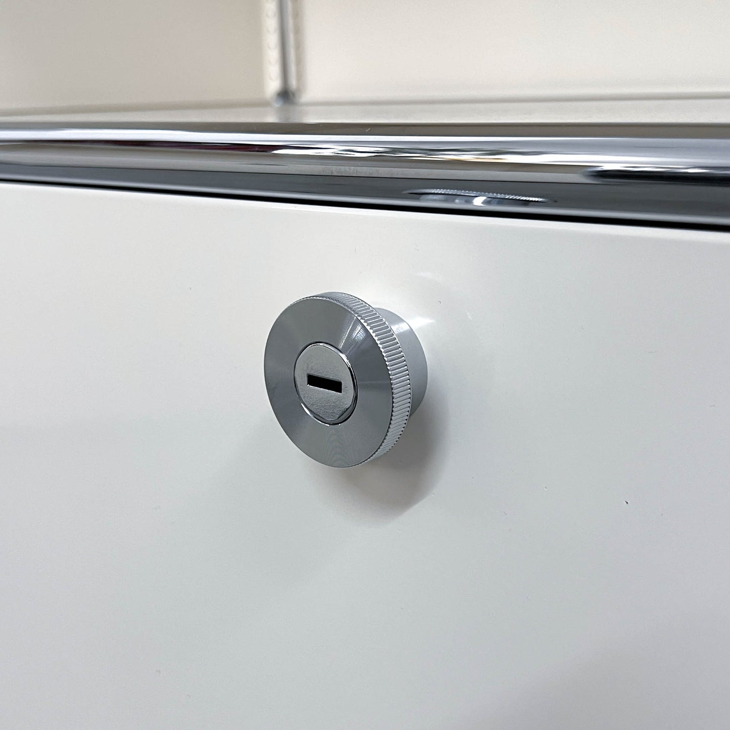 USM Regal, cremeweiss, 1 Klapptüre, neuwertig