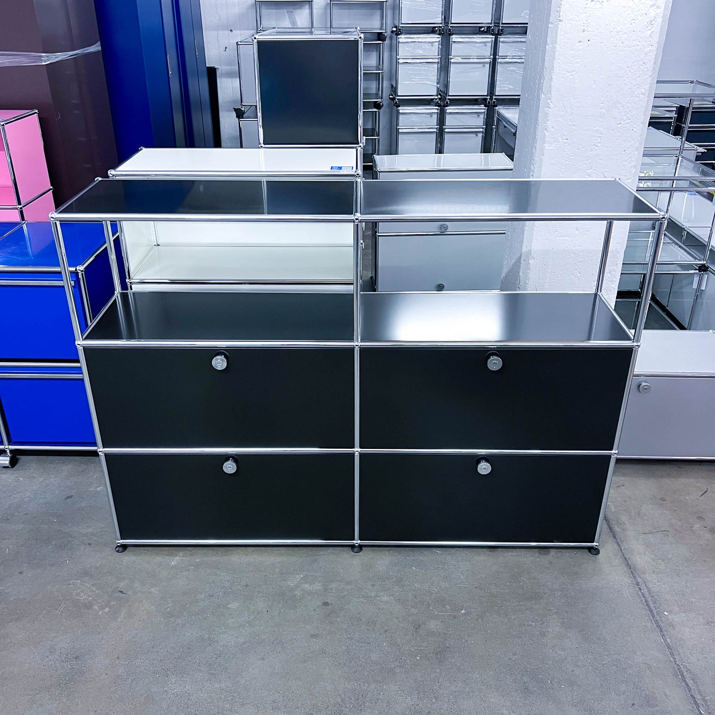 USM Regal, Graphitschwarz, 4 Klapptüren, Q1