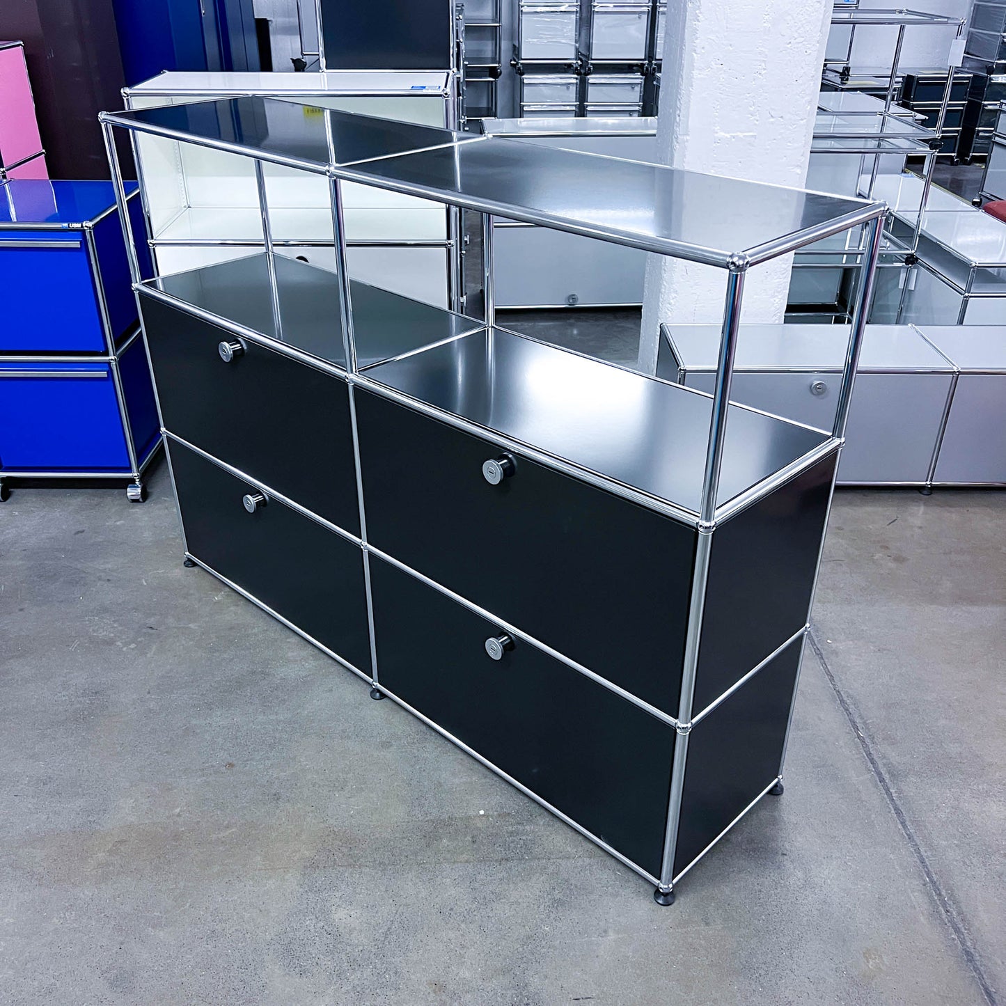 USM Regal, Graphitschwarz, 4 Klapptüren, Q1