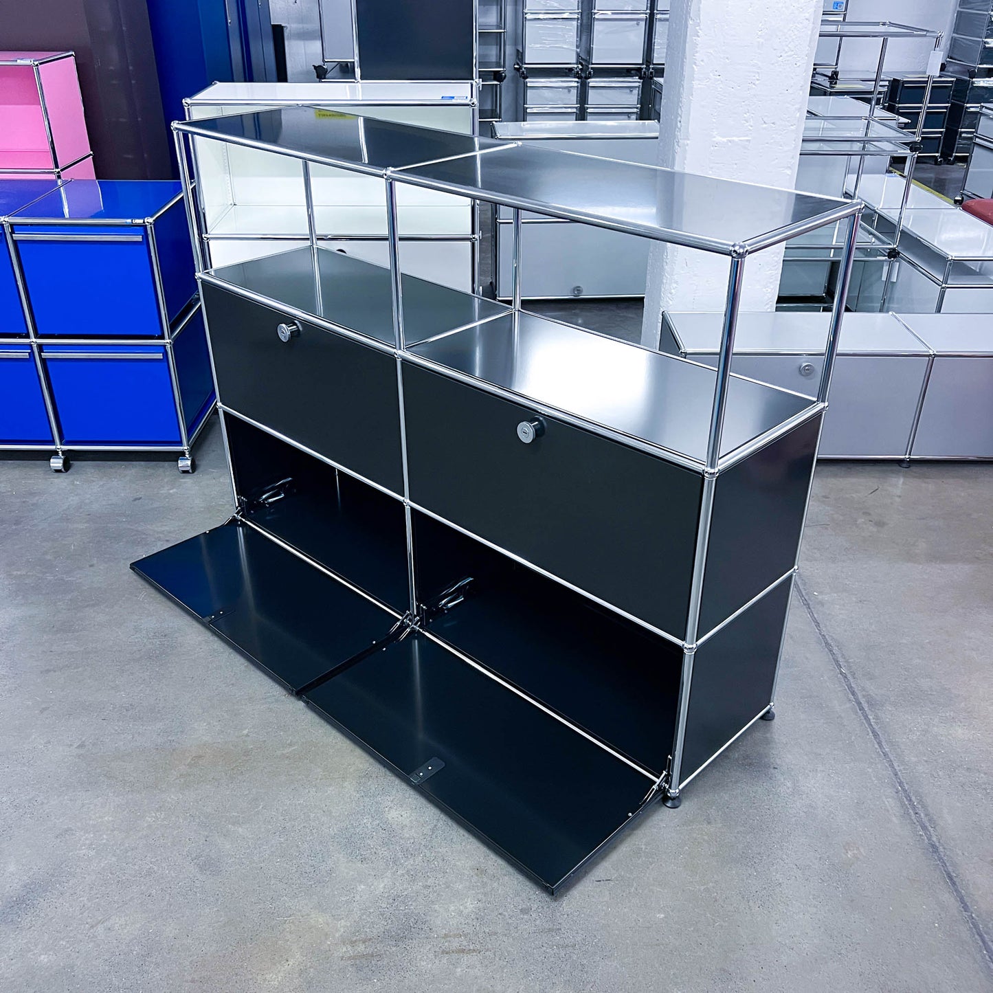 USM Regal, Graphitschwarz, 4 Klapptüren, Q1