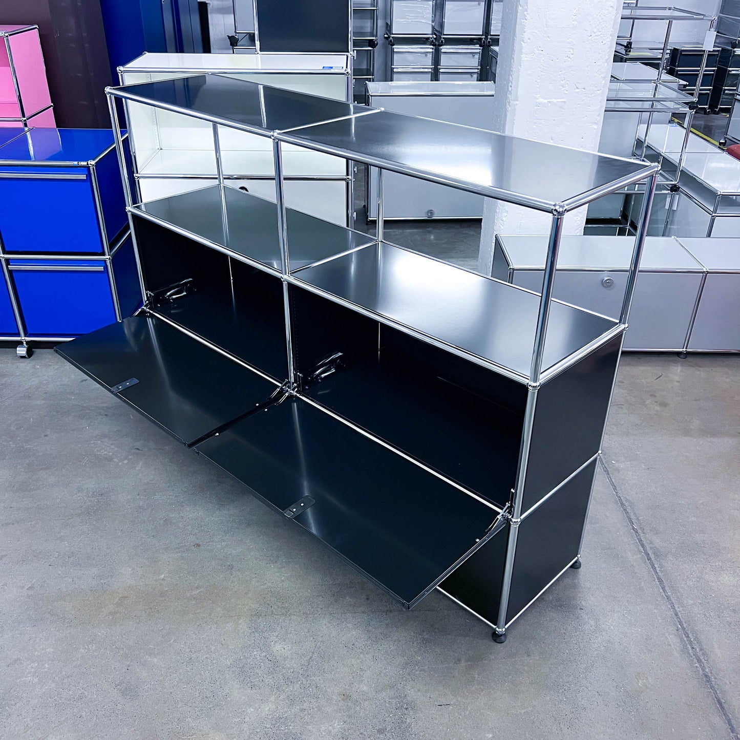 USM Regal, Graphitschwarz, 4 Klapptüren, Q1