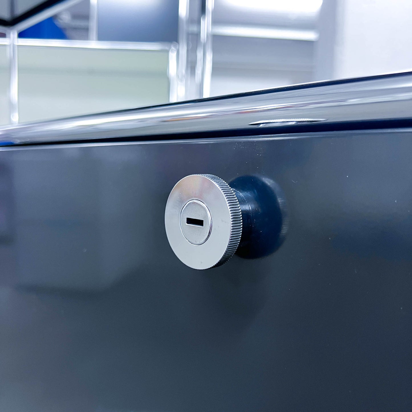 USM Regal, Graphitschwarz, 4 Klapptüren, Q1