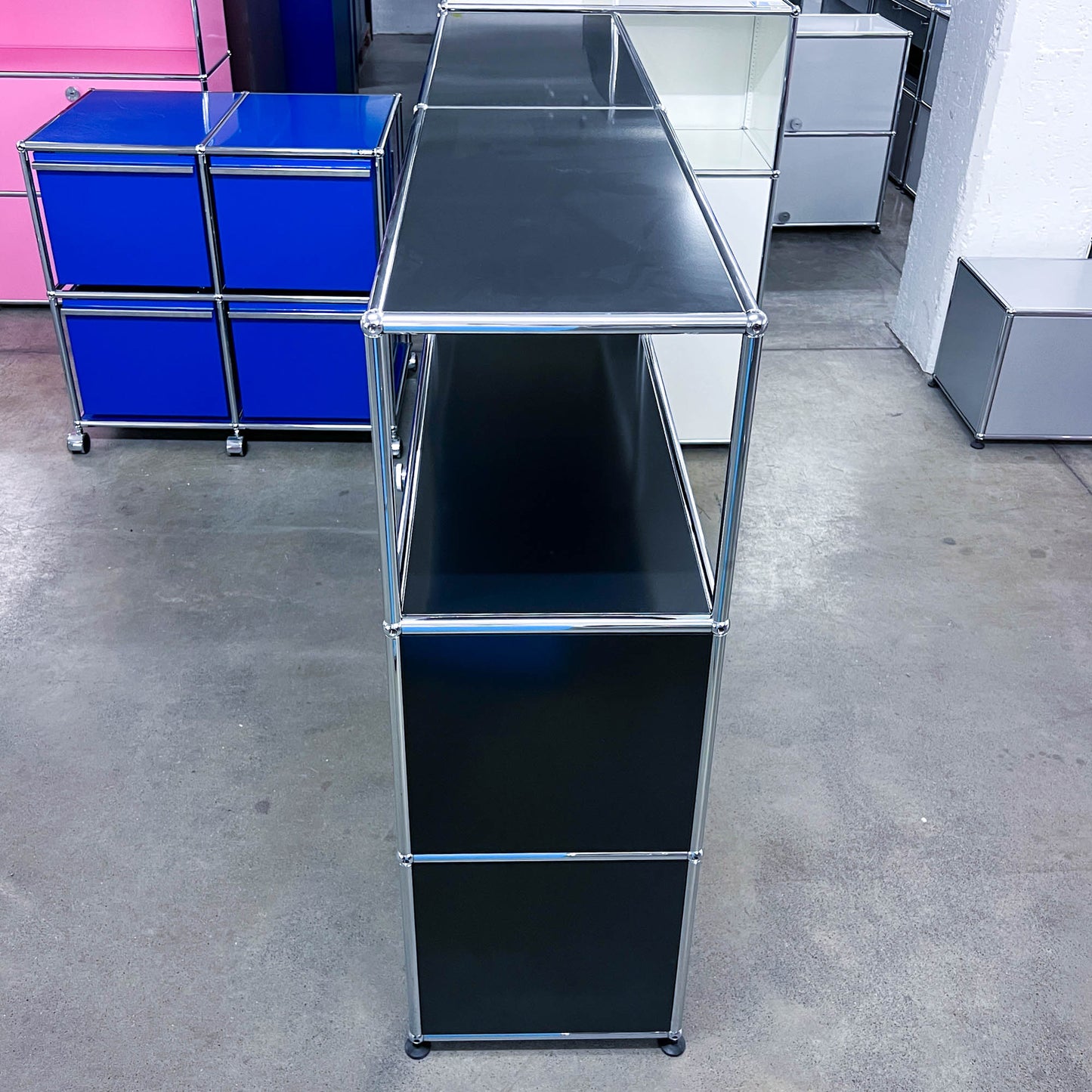 USM Regal, Graphitschwarz, 4 Klapptüren, Q1