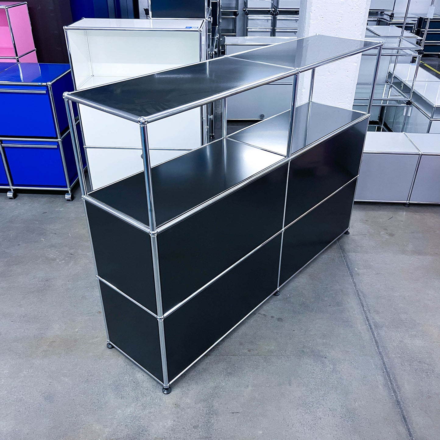 USM Regal, Graphitschwarz, 4 Klapptüren, Q1