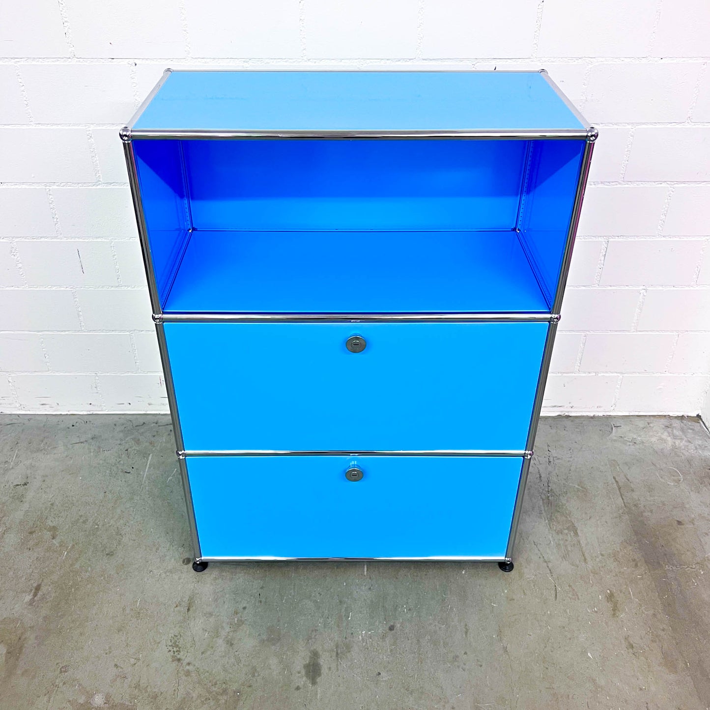 USM Regal, Hellblau mit 2 Klapptüren, neuwertig