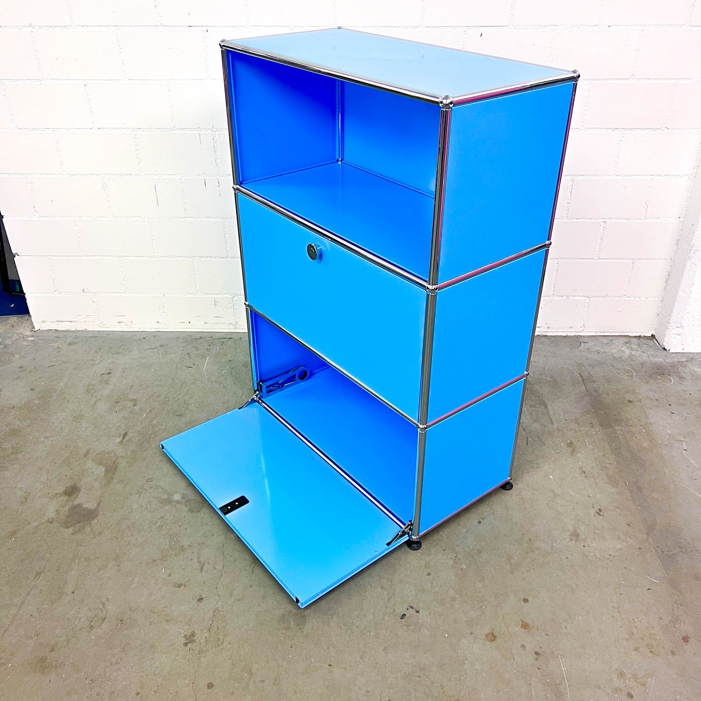 USM Regal, Hellblau mit 2 Klapptüren, neuwertig