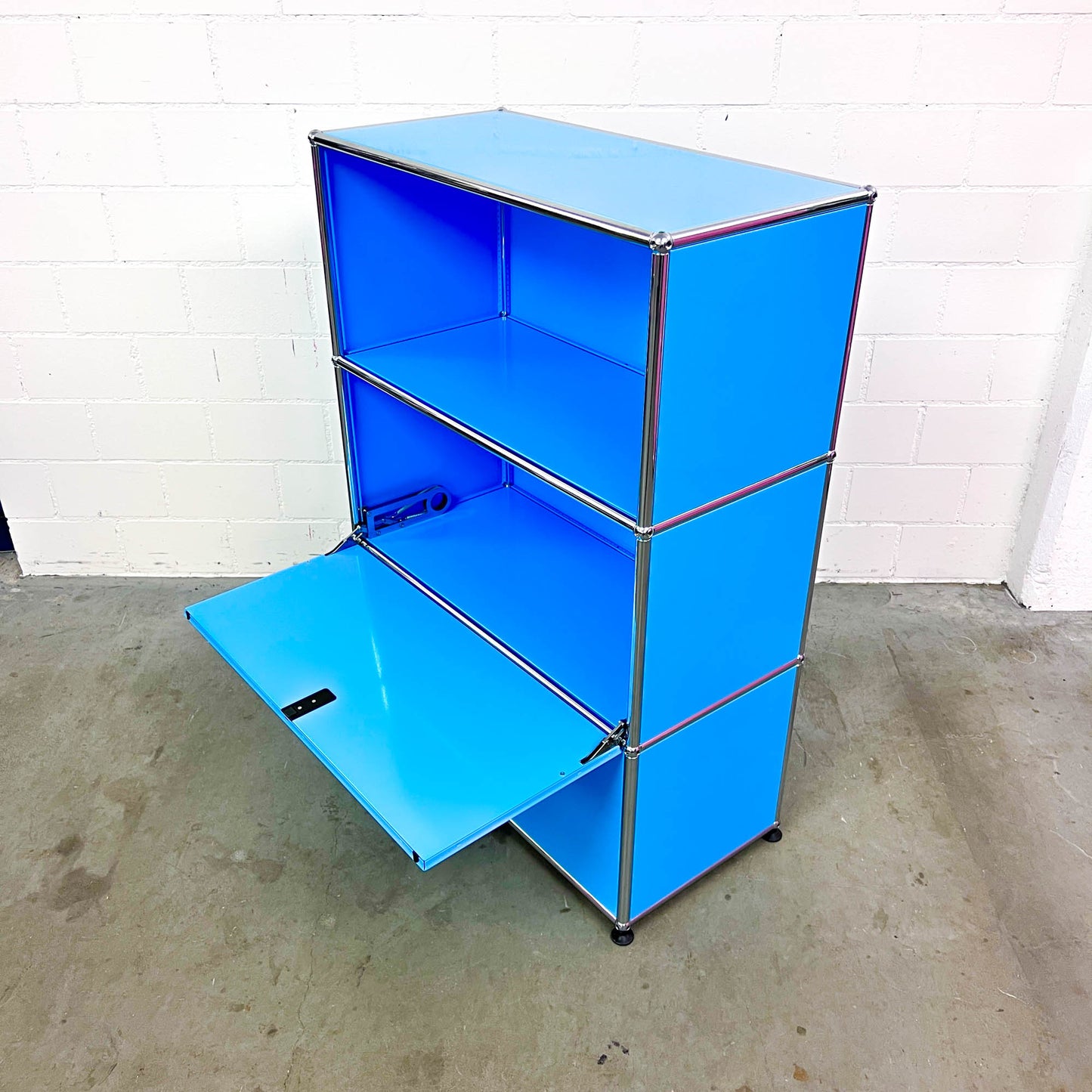 USM Regal, Hellblau mit 2 Klapptüren, neuwertig