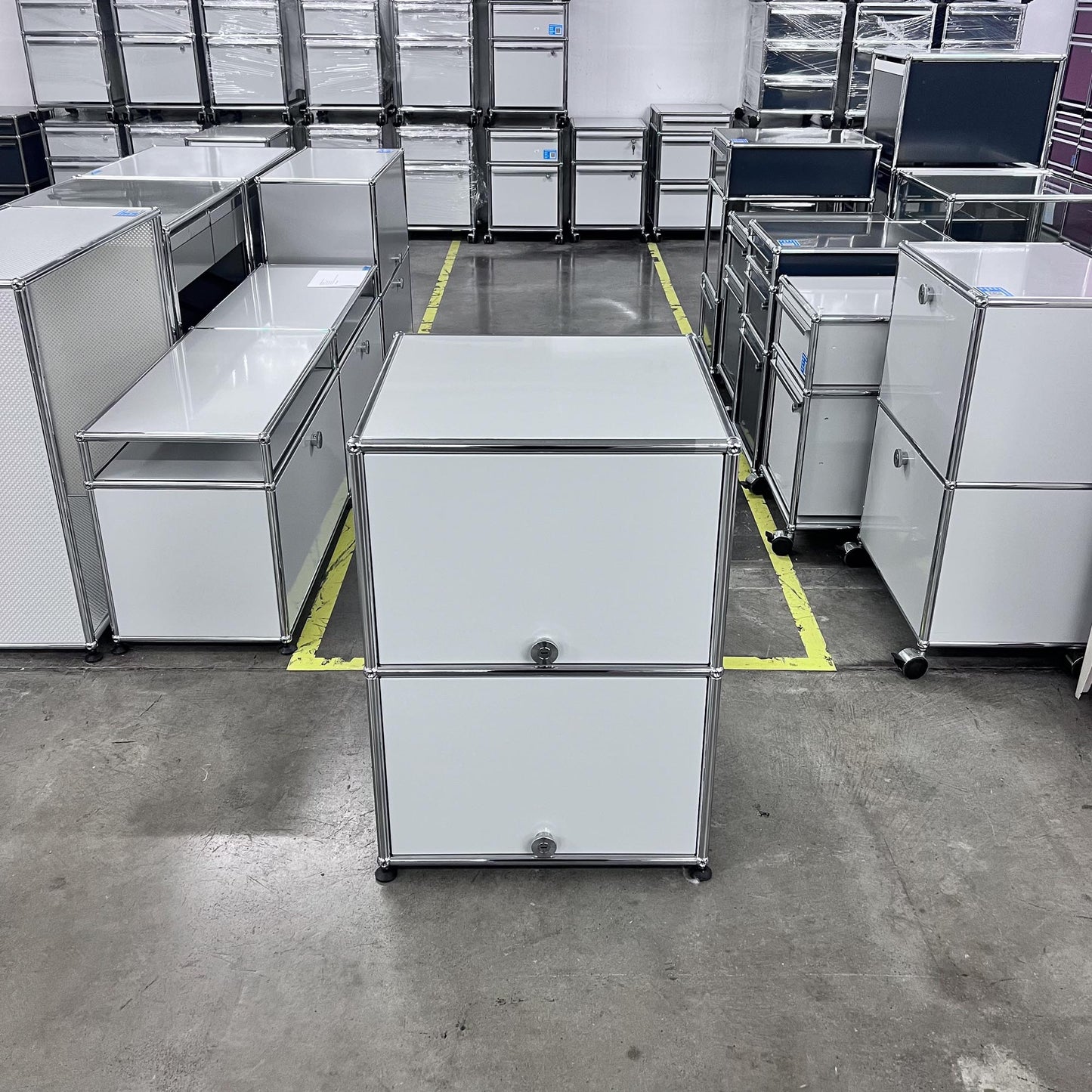 USM Regal, Lichtgrau, 2 Einschubtüren, Q1