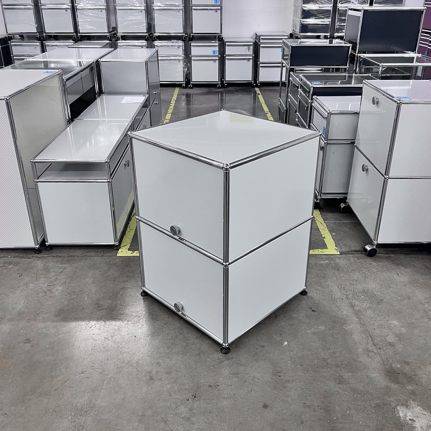 USM Regal, Lichtgrau, 2 Einschubtüren, Q1