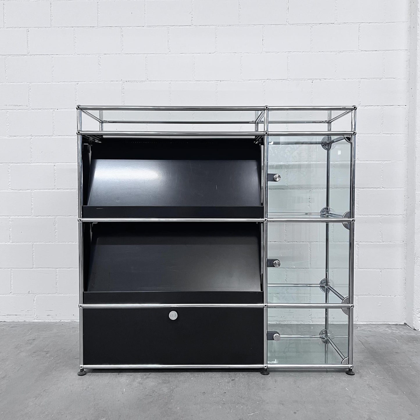 USM Regal mit Vitrine und Glasablage, Graphitschwarz