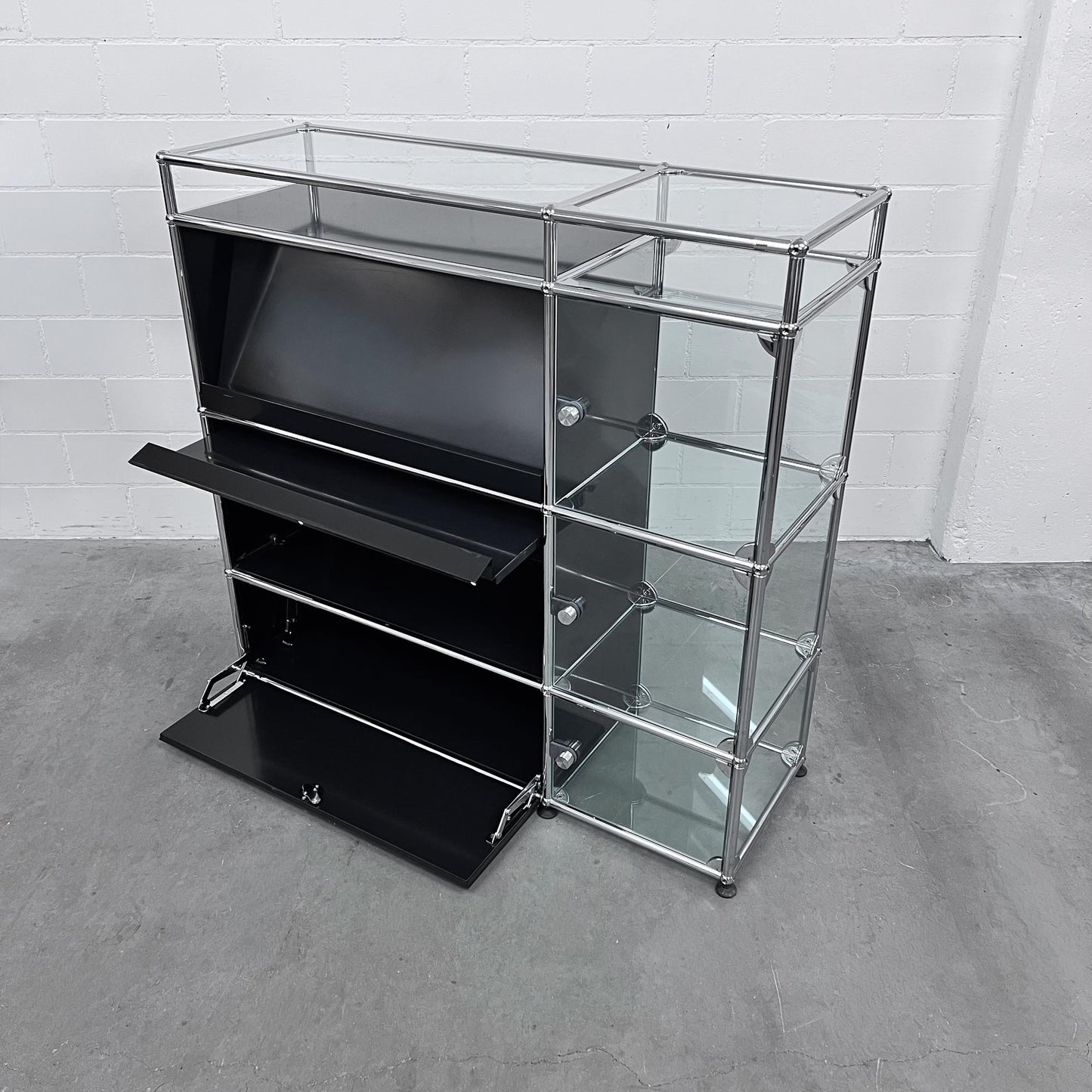 USM Regal mit Vitrine und Glasablage, Graphitschwarz