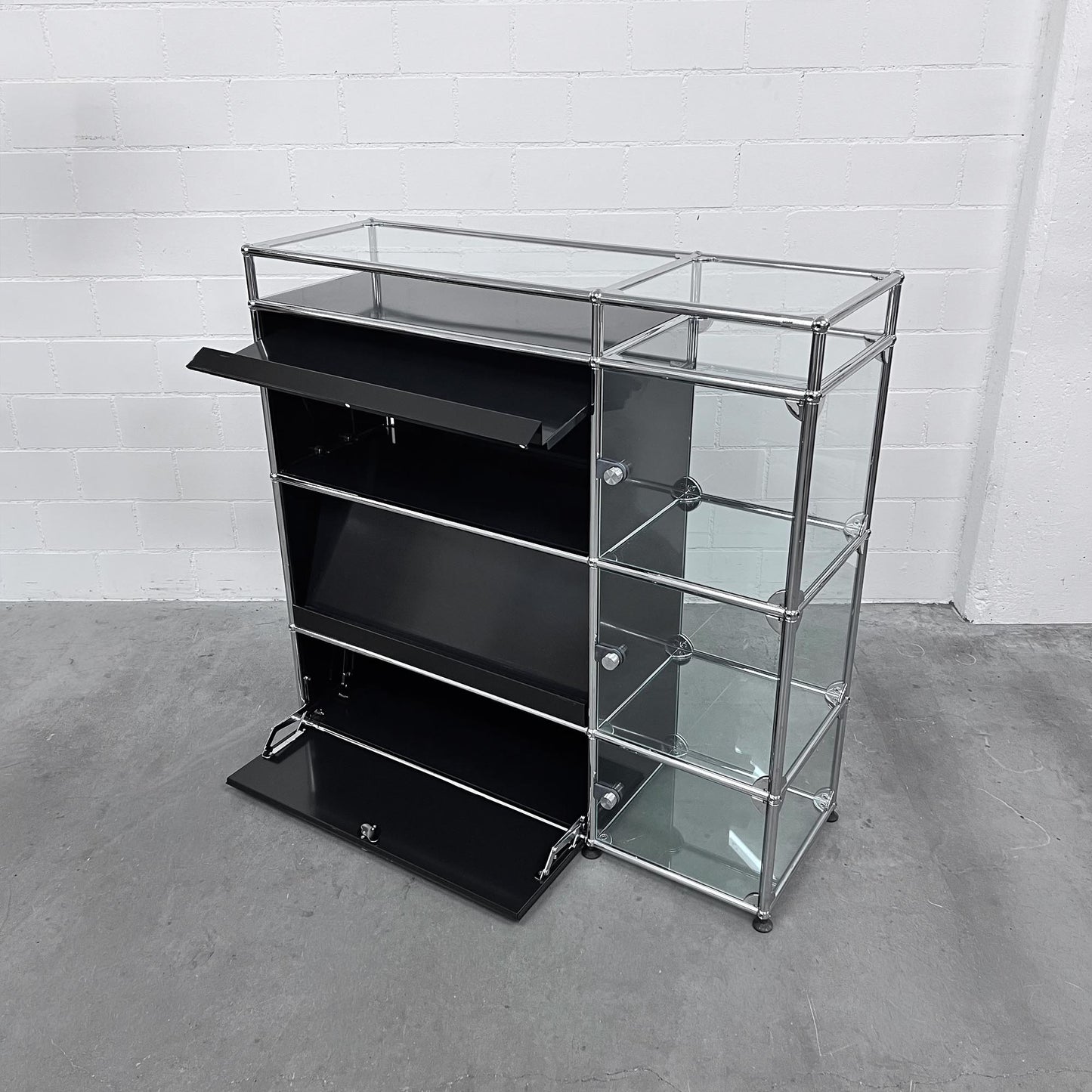 USM Regal mit Vitrine und Glasablage, Graphitschwarz