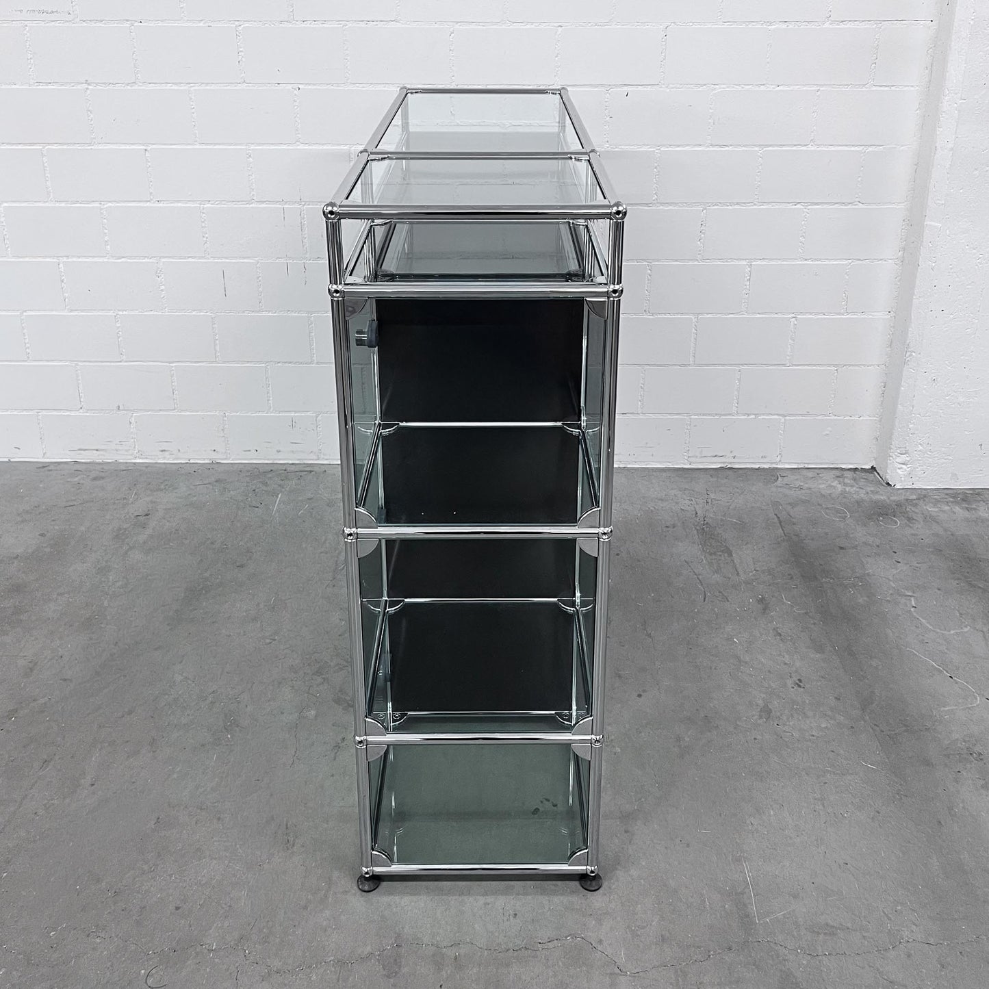 USM Regal mit Vitrine und Glasablage, Graphitschwarz