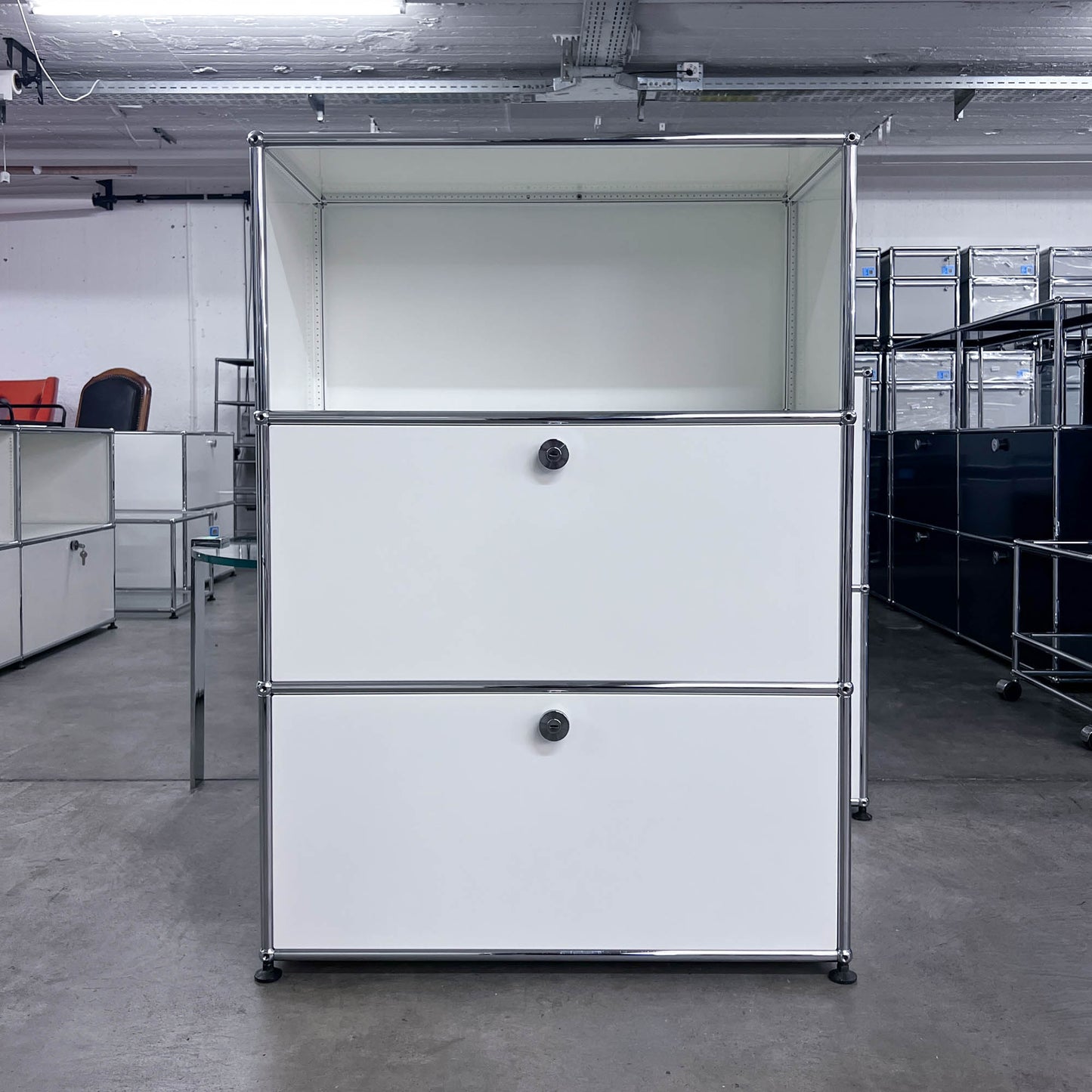 USM Regal, Reinweiss mit Klapptüre und Ausziehtüre, Q1