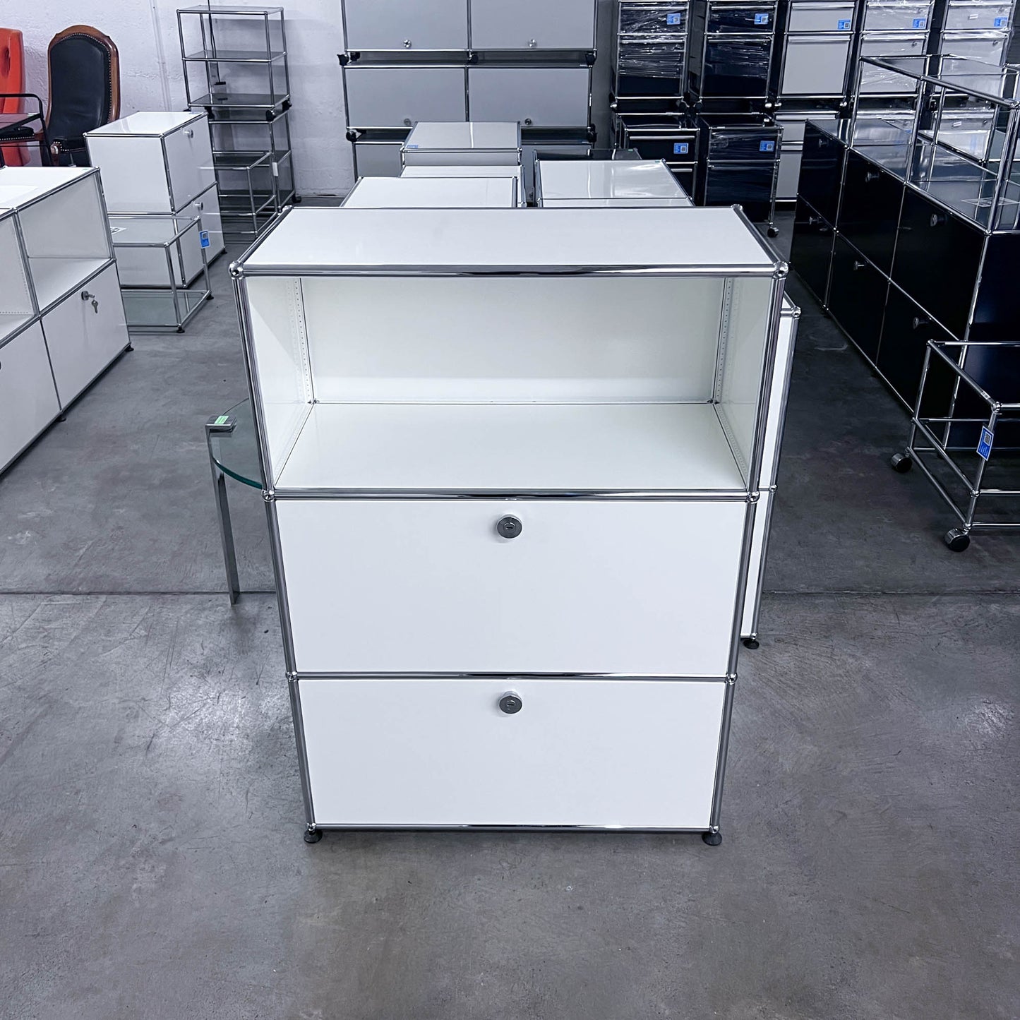 USM Regal, Reinweiss mit Klapptüre und Ausziehtüre, Q1