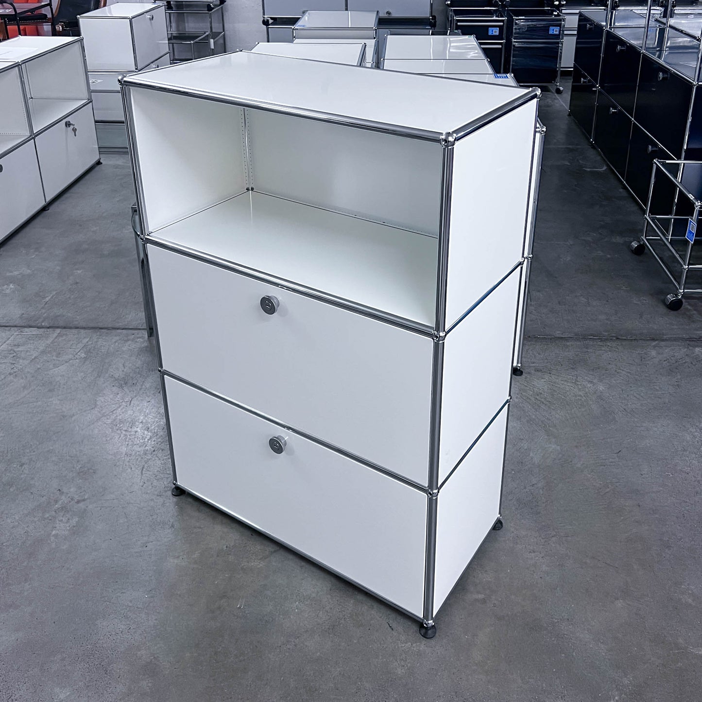 USM Regal, Reinweiss mit Klapptüre und Ausziehtüre, Q1