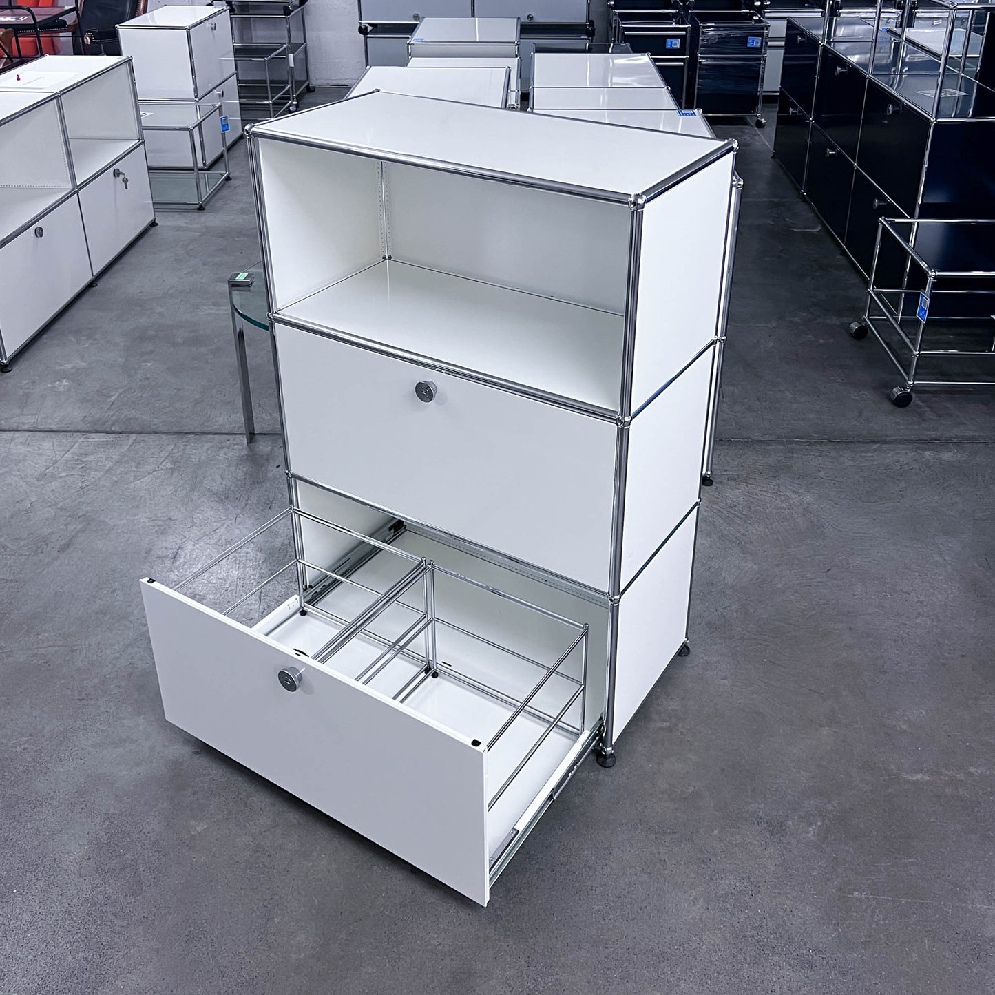 USM Regal, Reinweiss mit Klapptüre und Ausziehtüre, Q1