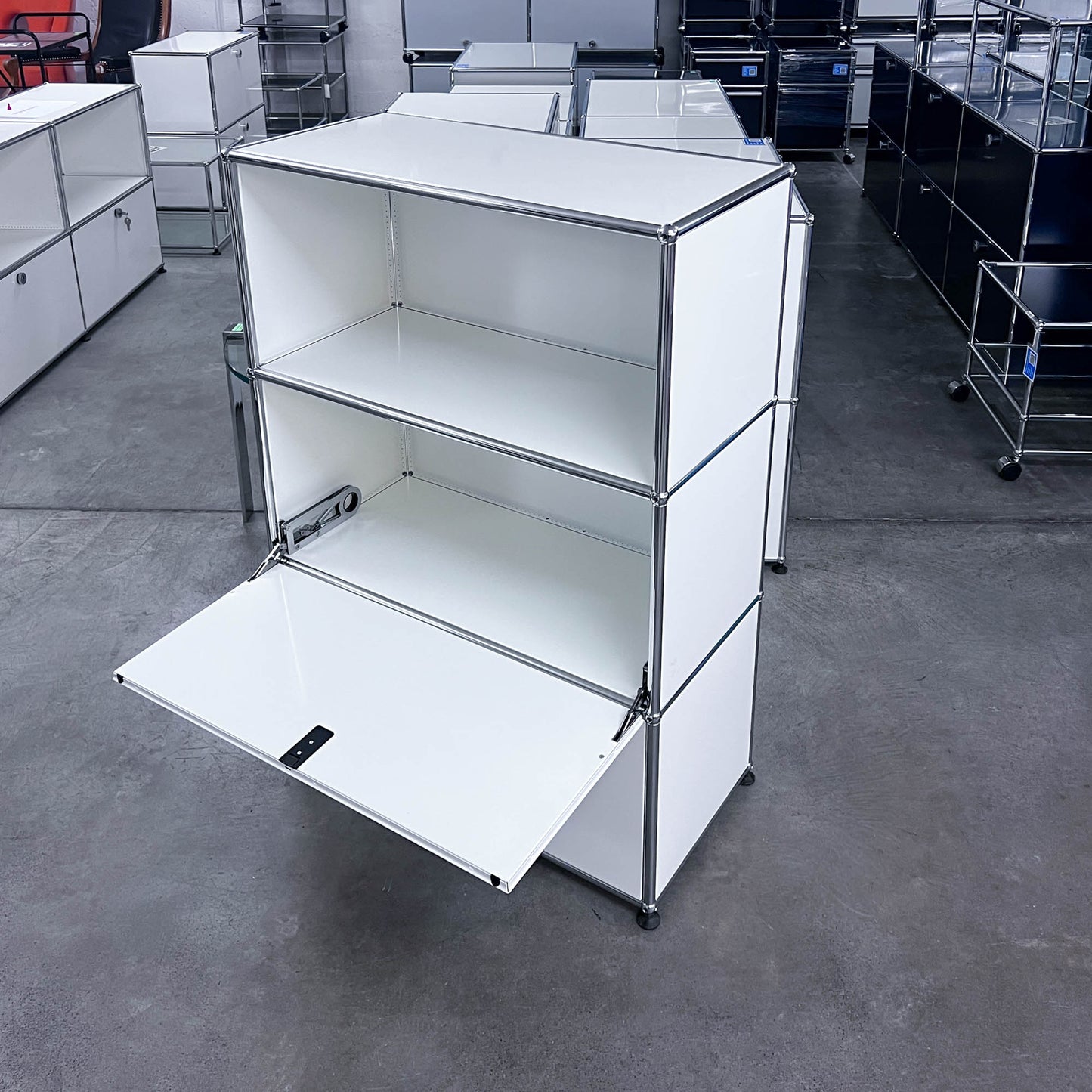 USM Regal, Reinweiss mit Klapptüre und Ausziehtüre, Q1