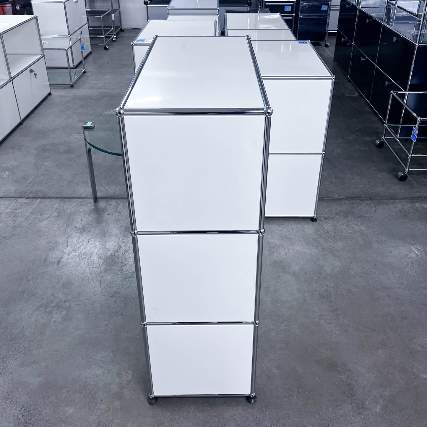 USM Regal, Reinweiss mit Klapptüre und Ausziehtüre, Q1