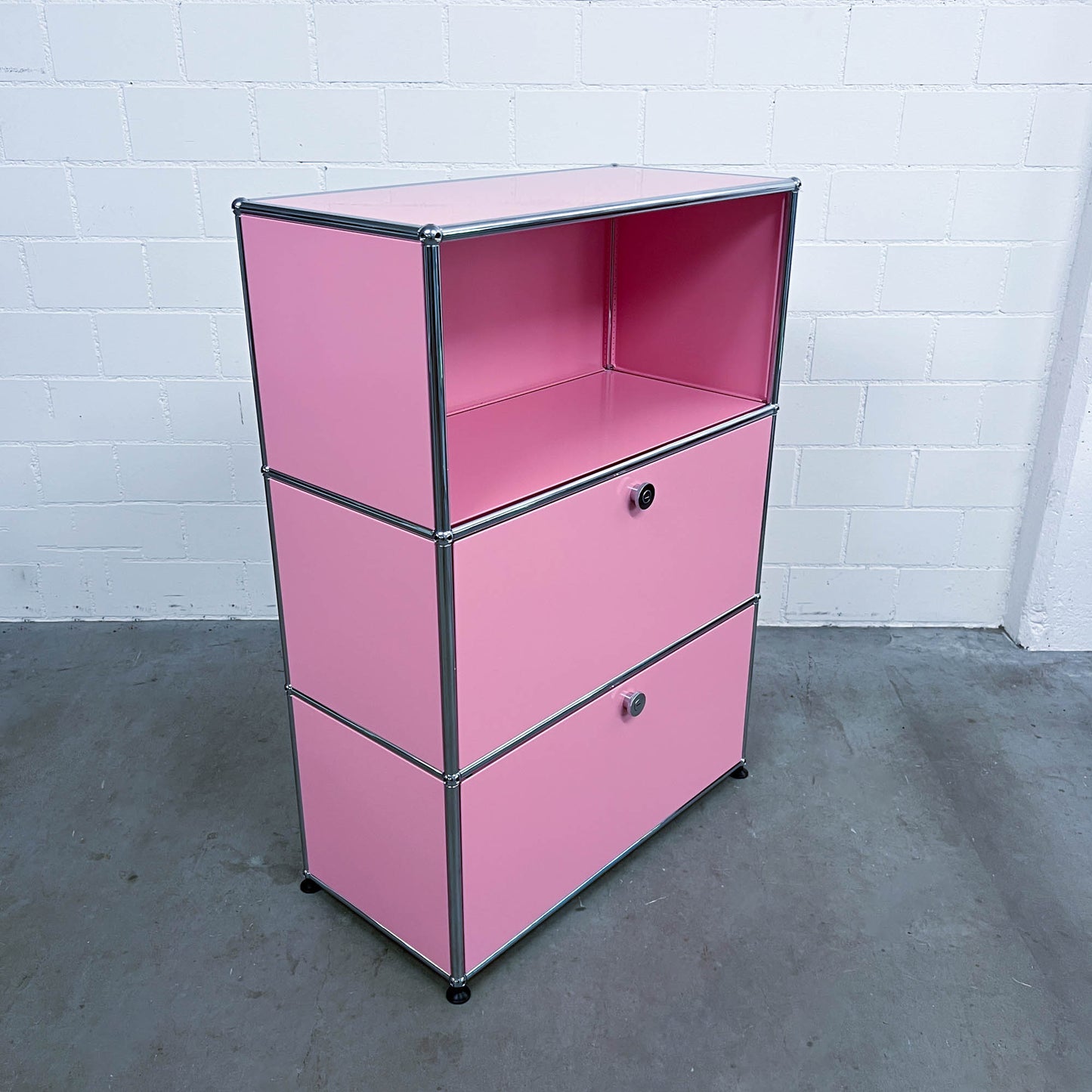 USM Regal, Rosa mit Klapptüre und Ausziehtüre, neuwertig