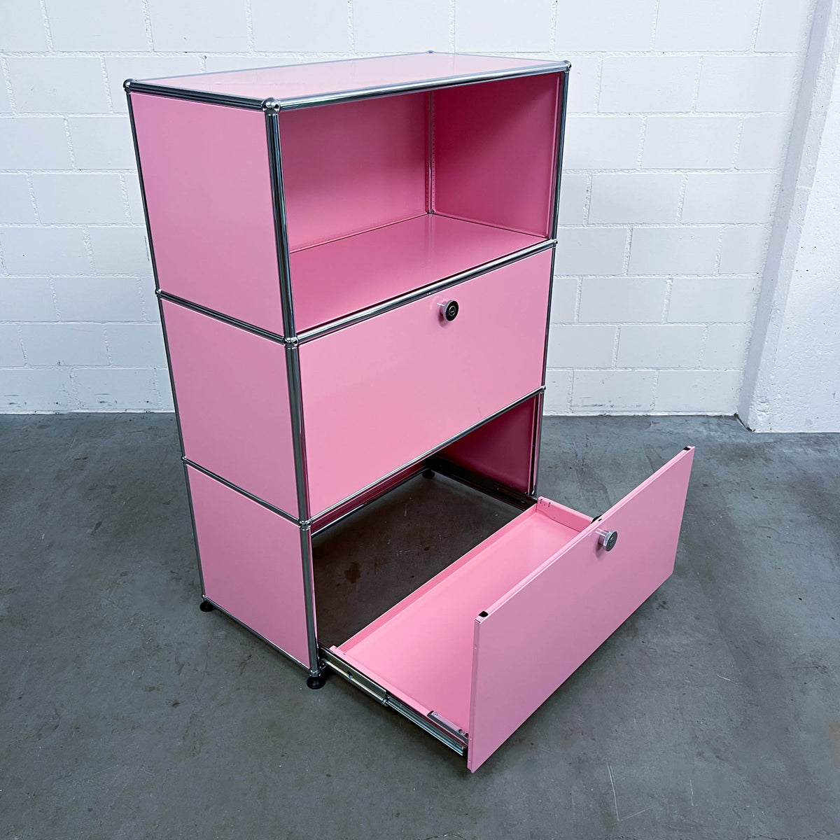 USM Haller Regal Rosa mit Klapp- und Ausziehtür