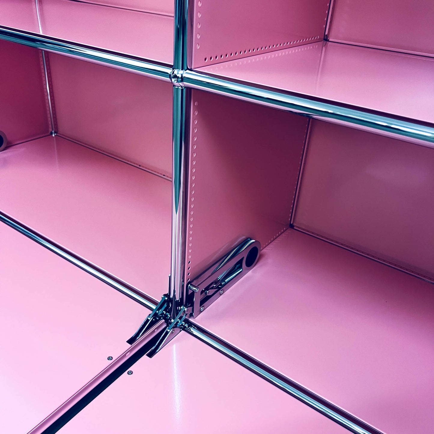 USM Regal, Rosa mit 2 Klapptüren, neuwertig