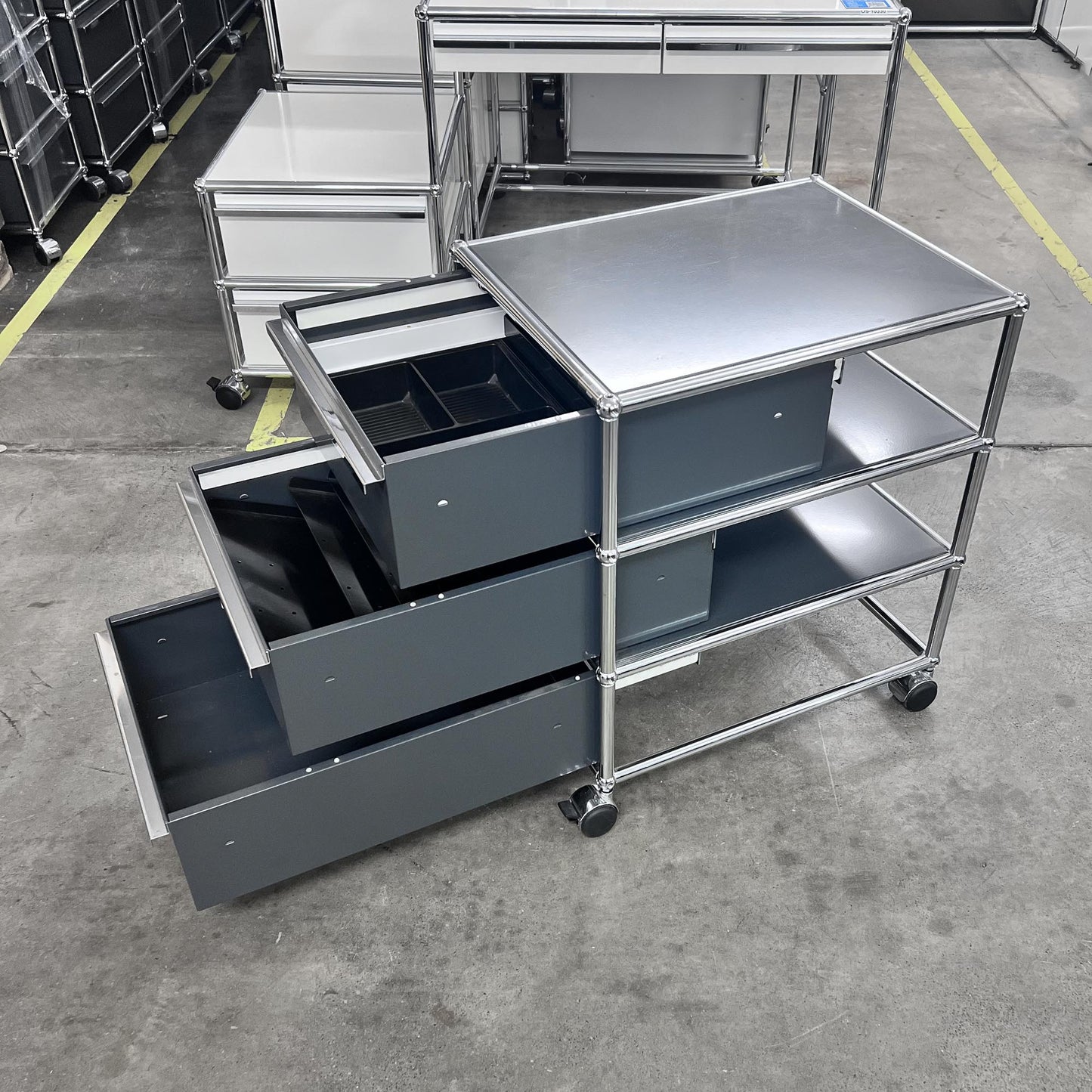 USM Rollkorpus, Anthrazitgrau, 3 A6 Schubladen