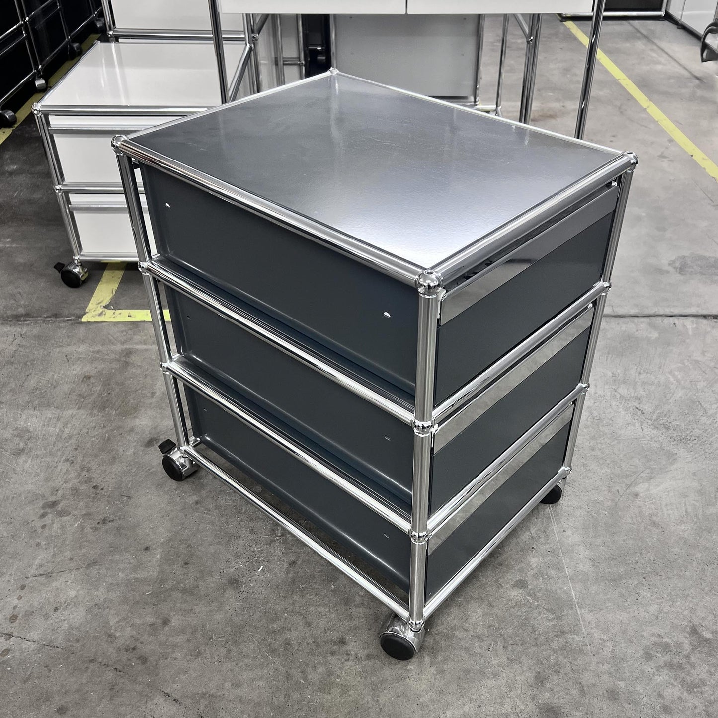 USM Rollkorpus, Anthrazitgrau, 3 A6 Schubladen