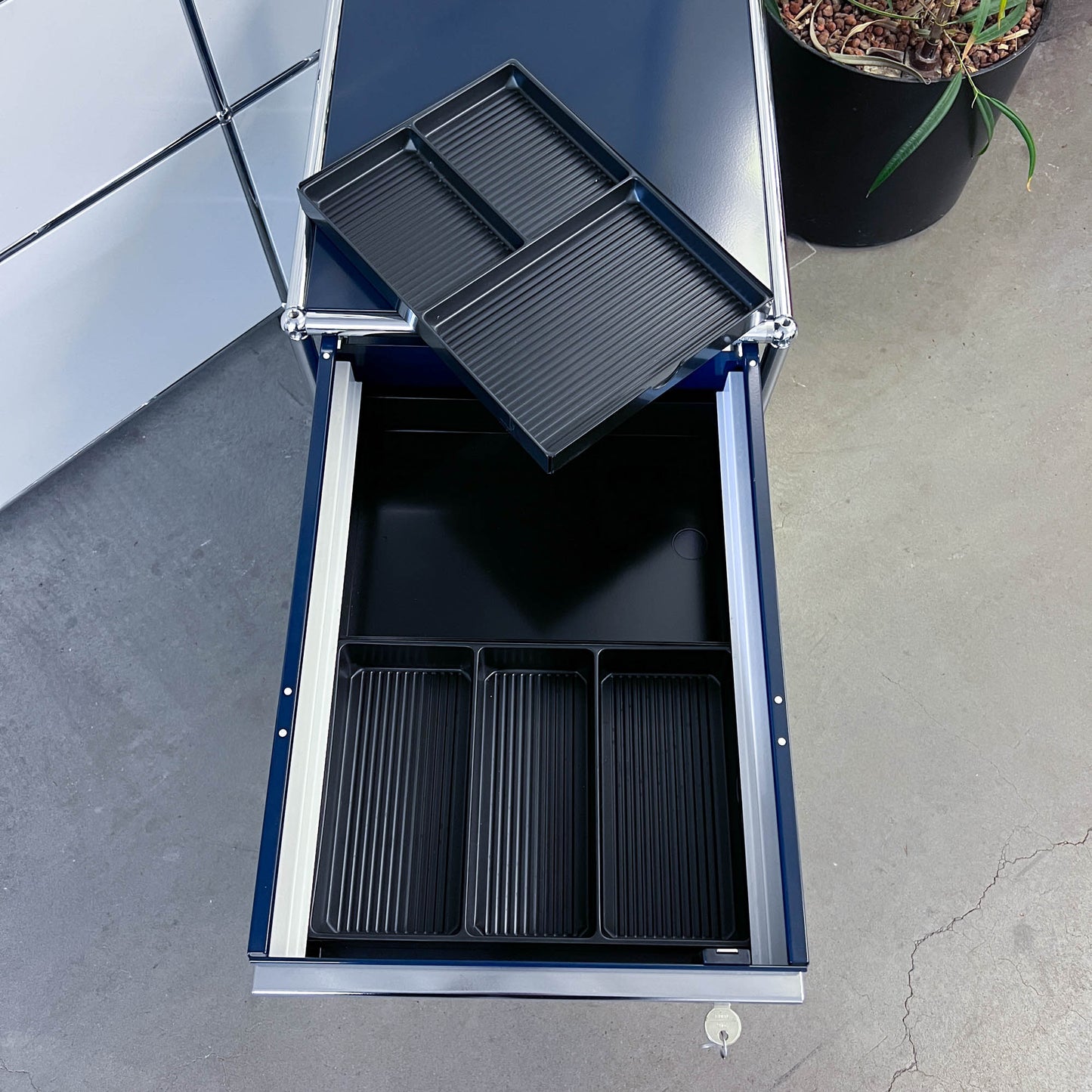 USM Rollkorpus, Stahlblau, 3 A6 Schubladen, Q1