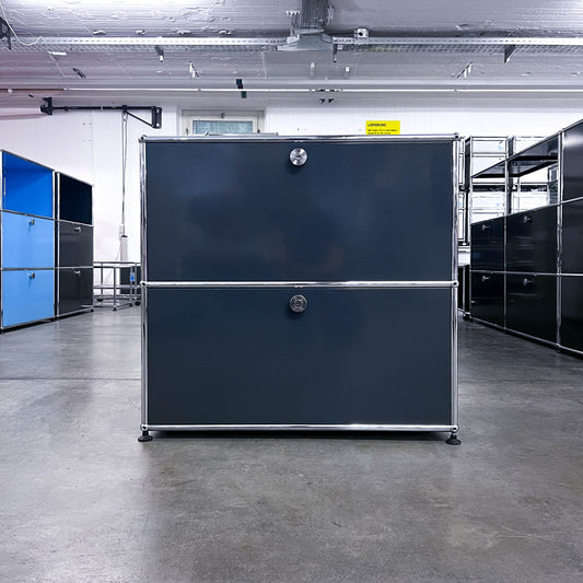 USM Sideboard Anthrazitgrau, 1 Klapptüre, 1 Ausziehtüre, 1 Wandverankerung, Q3