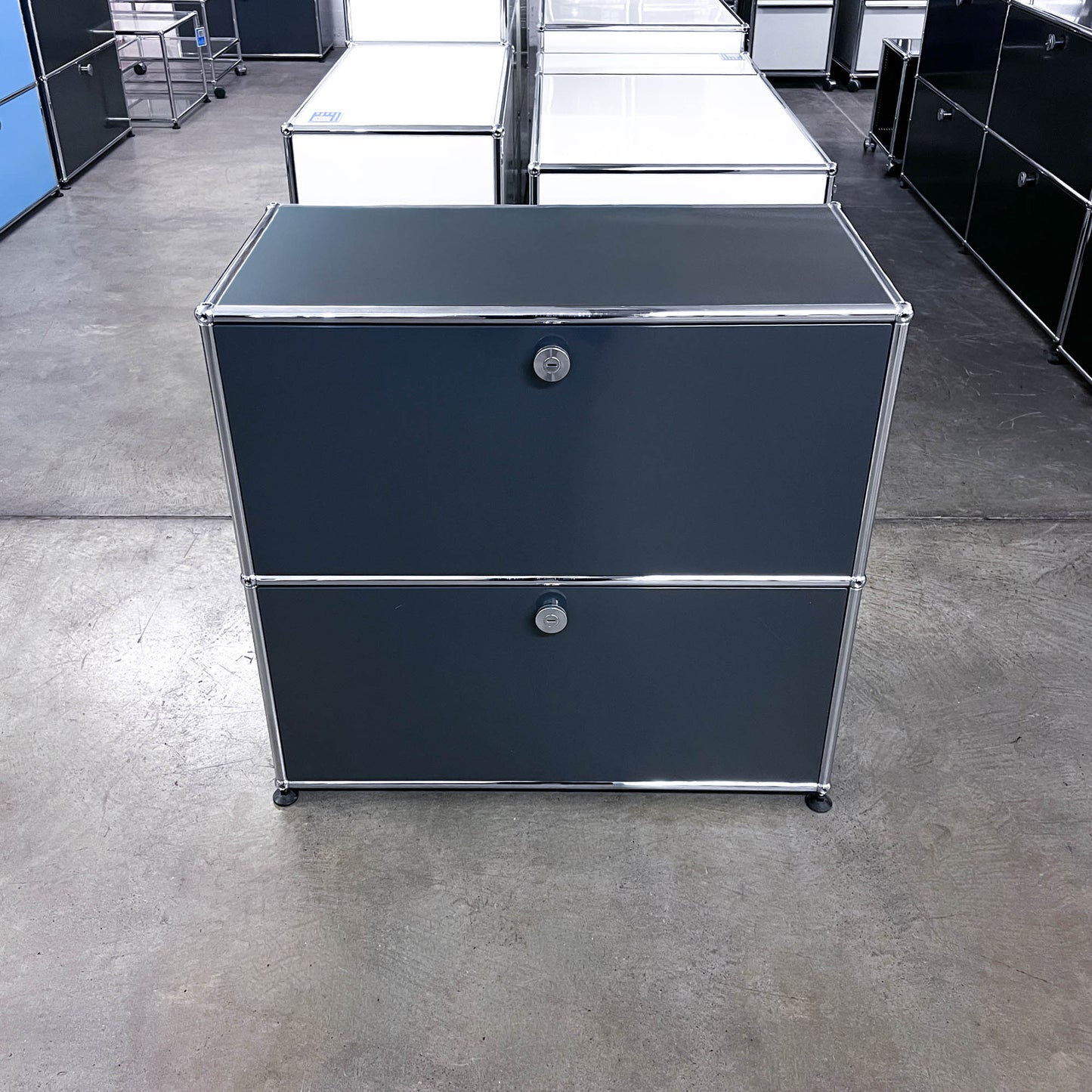 USM Sideboard Anthrazitgrau, 1 Klapptüre, 1 Ausziehtüre, 1 Wandverankerung, Q3