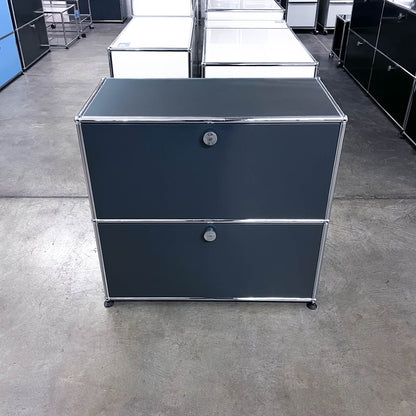 USM Sideboard Anthrazitgrau, 1 Klapptüre, 1 Ausziehtüre, 1 Wandverankerung, Q3
