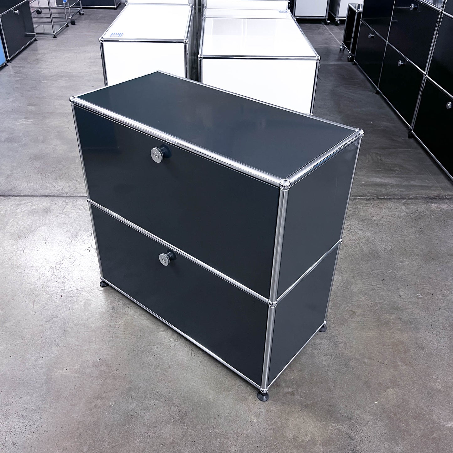 USM Sideboard Anthrazitgrau, 1 Klapptüre, 1 Ausziehtüre, 1 Wandverankerung, Q3