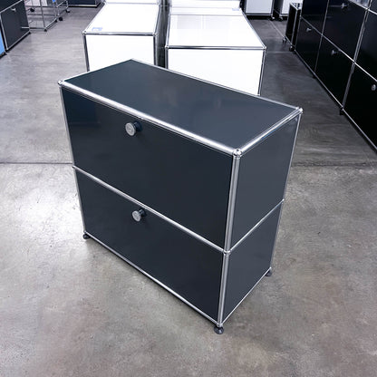 USM Sideboard Anthrazitgrau, 1 Klapptüre, 1 Ausziehtüre, 1 Wandverankerung, Q3