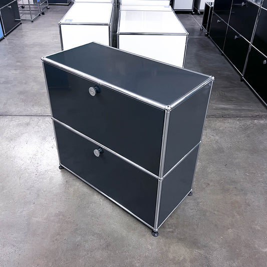 USM Sideboard Anthrazitgrau, 1 Klapptüre, 1 Ausziehtüre, 1 Wandverankerung, Q3