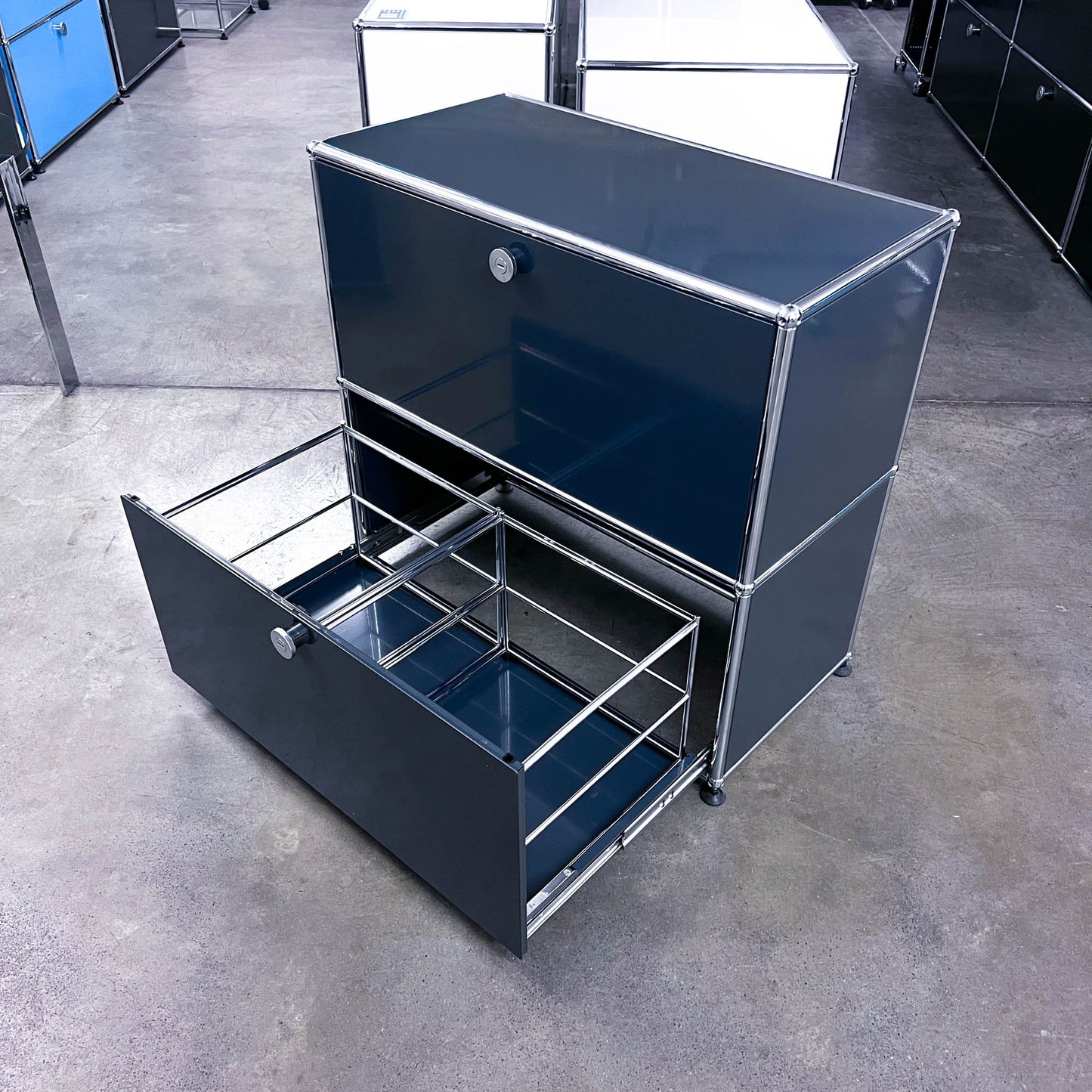 USM Sideboard Anthrazitgrau, 1 Klapptüre, 1 Ausziehtüre, 1 Wandverankerung, Q3