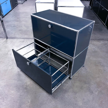 USM Sideboard Anthrazitgrau, 1 Klapptüre, 1 Ausziehtüre, 1 Wandverankerung, Q3