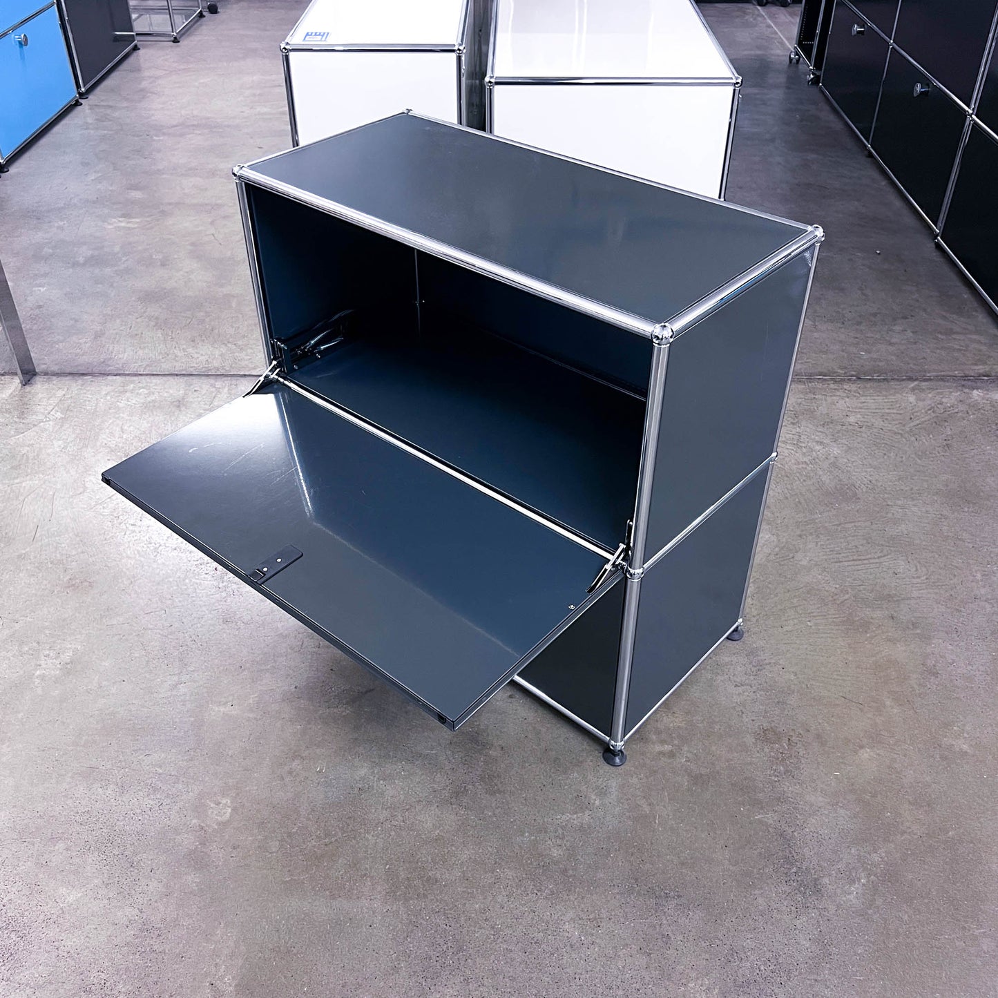 USM Sideboard Anthrazitgrau, 1 Klapptüre, 1 Ausziehtüre, 1 Wandverankerung, Q3