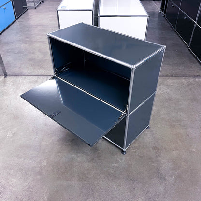 USM Sideboard Anthrazitgrau, 1 Klapptüre, 1 Ausziehtüre, 1 Wandverankerung, Q3
