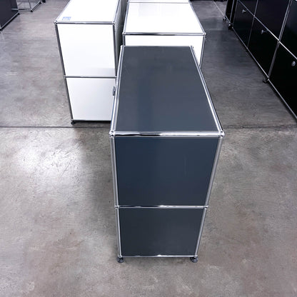 USM Sideboard Anthrazitgrau, 1 Klapptüre, 1 Ausziehtüre, 1 Wandverankerung, Q3